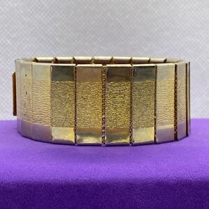 💛 Gold Tone Vintage Panel Bracelet